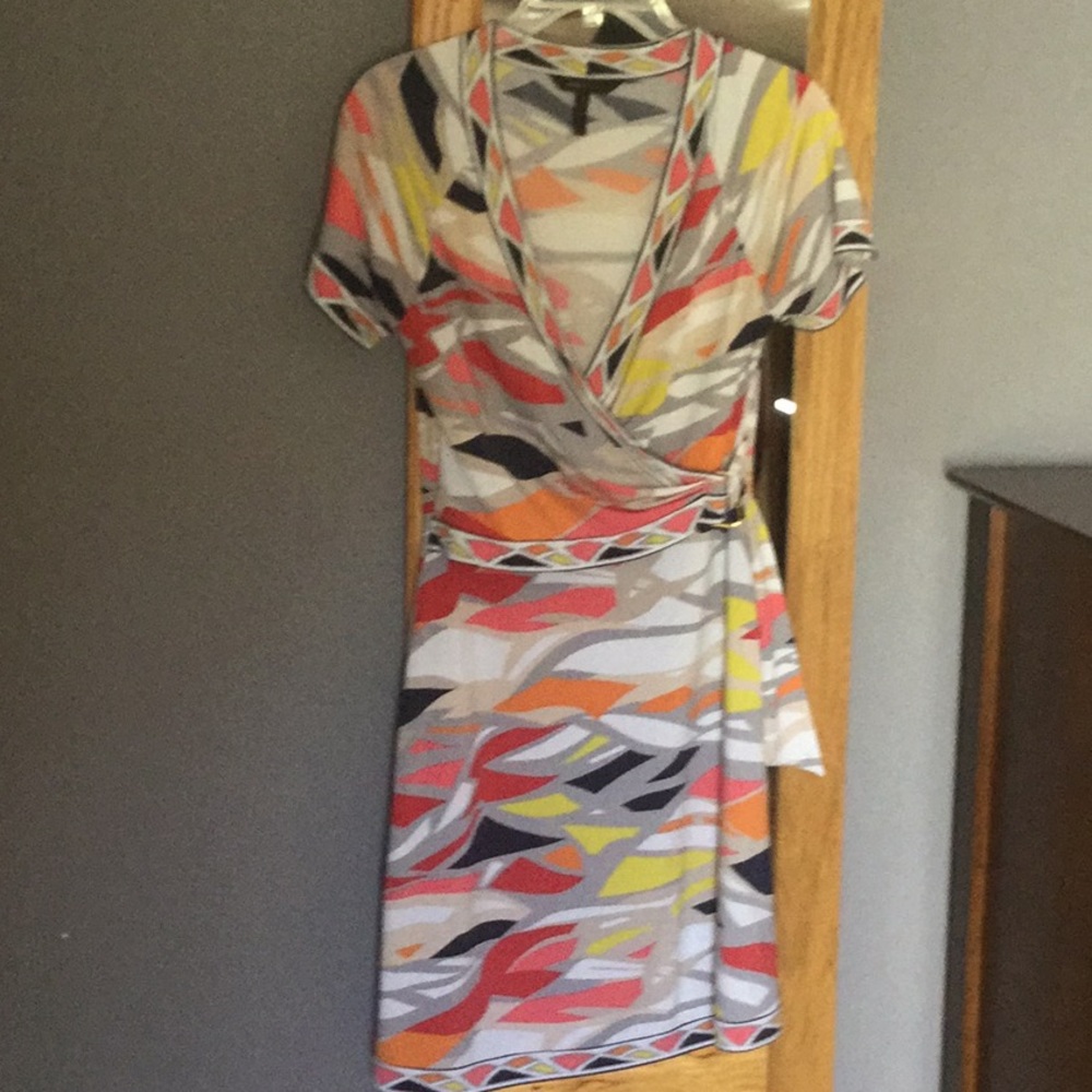 BCBG faux wrap short sleeve bright pattern 👗